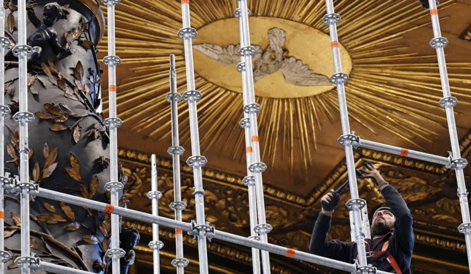 Baldachinul din Bazilica Sfântul Petru a intrat în prima restaurare majoră din secolul al XVII-lea 887693