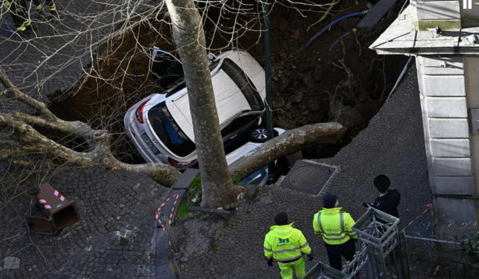 "Este un miracol că suntem în viaţă" | O groapă uriaşă a apărut pe o stradă din Napoli şi a înghiţit maşini 887682