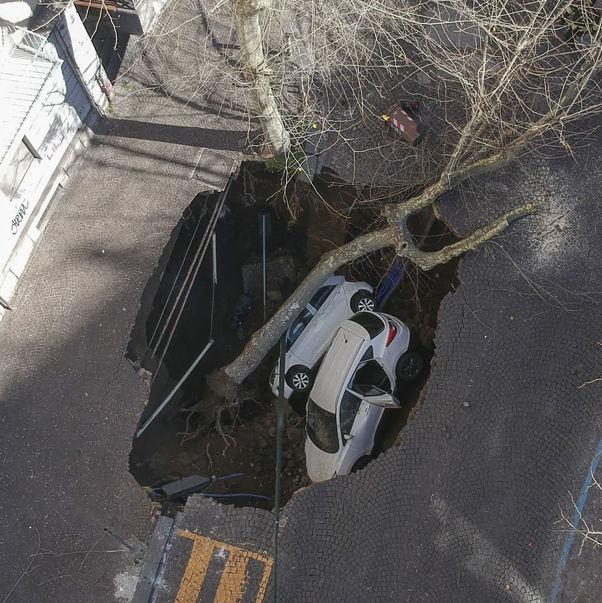 "Este un miracol că suntem în viaţă" | O groapă uriaşă a apărut pe o stradă din Napoli şi a înghiţit maşini 887684
