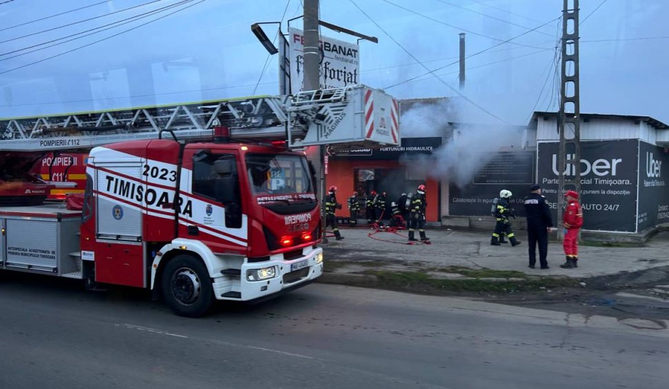 Incendiu violent la o hală plină cu electrocasnice din Timiș. Pompierii au intervenit cu opt autospeciale