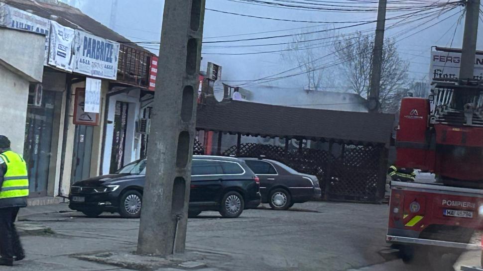 Incendiu violent la o hală plină cu electrocasnice din Timiș. Pompierii au intervenit cu opt autospeciale 887579