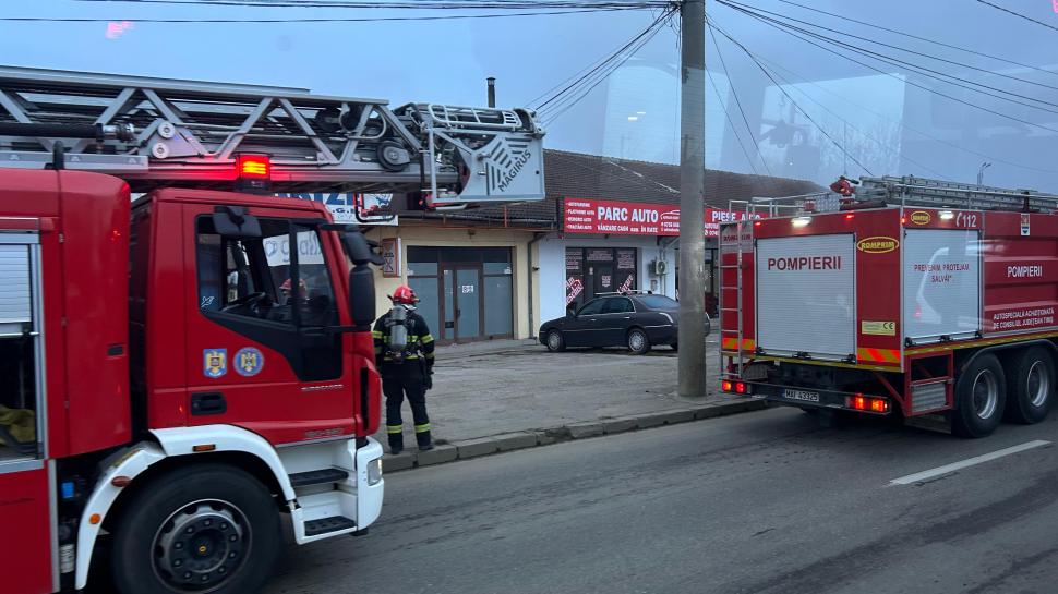 Incendiu violent la o hală plină cu electrocasnice din Timiș. Pompierii au intervenit cu opt autospeciale 887580