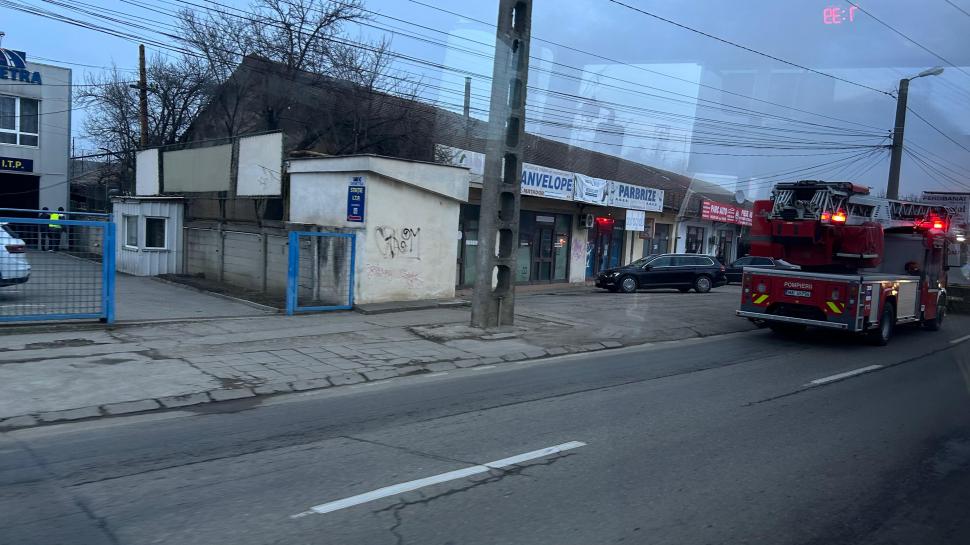 Incendiu violent la o hală plină cu electrocasnice din Timiș. Pompierii au intervenit cu opt autospeciale 887581