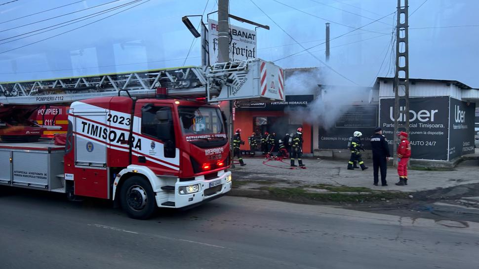 Incendiu violent la o hală plină cu electrocasnice din Timiș. Pompierii au intervenit cu opt autospeciale 887582