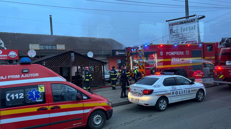 Incendiu violent la o hală plină cu electrocasnice din Timiș. Pompierii au intervenit cu opt autospeciale 887583