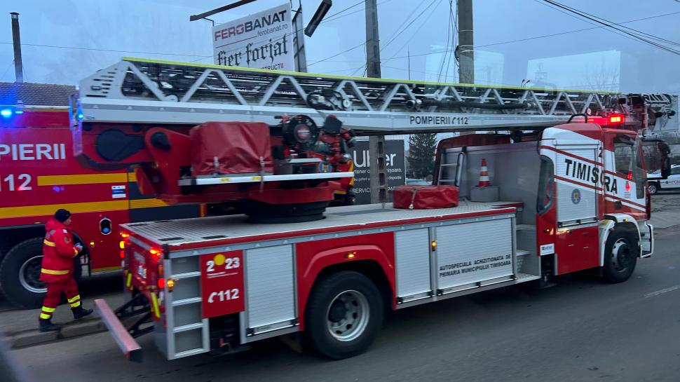 Incendiu violent la o hală plină cu electrocasnice din Timiș. Pompierii au intervenit cu opt autospeciale 887584