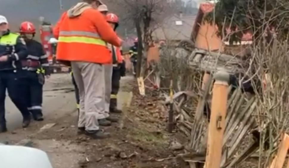 Prăpăd pe o stradă din Baia Mare | Un şofer a pierdut controlul volanului, a spulberat două garduri și a ajuns cu mașina pe terasa unei case 887832