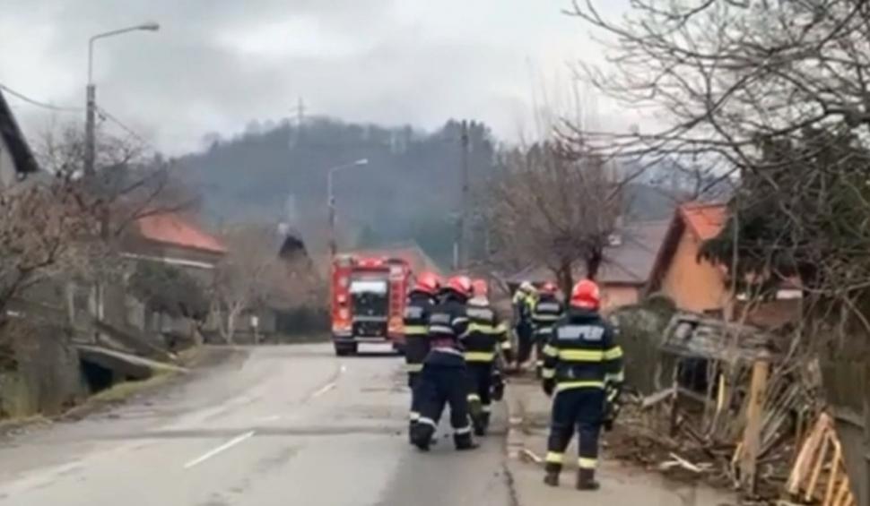 Prăpăd pe o stradă din Baia Mare | Un şofer a pierdut controlul volanului, a spulberat două garduri și a ajuns cu mașina pe terasa unei case 887833