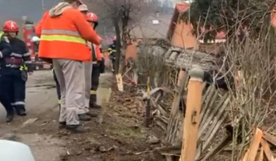 Prăpăd pe o stradă din Baia Mare | Un şofer a pierdut controlul volanului, a spulberat două garduri și a ajuns cu mașina pe terasa unei case 887834
