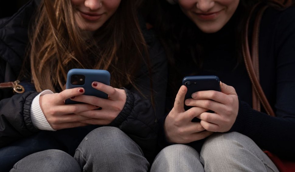 Adio telefoane mobile în școli! Guvernul a luat decizia care le permite directorilor să interzică utilizarea acestor dispozitive inclusiv în pauze, în Marea Britanie