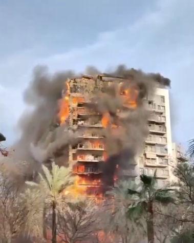 Incendiu uriaş în Valencia, Spania. Ard două blocuri de locuinţe! Oamenii sunt blocaţi în mijlocul flăcărilor 888015