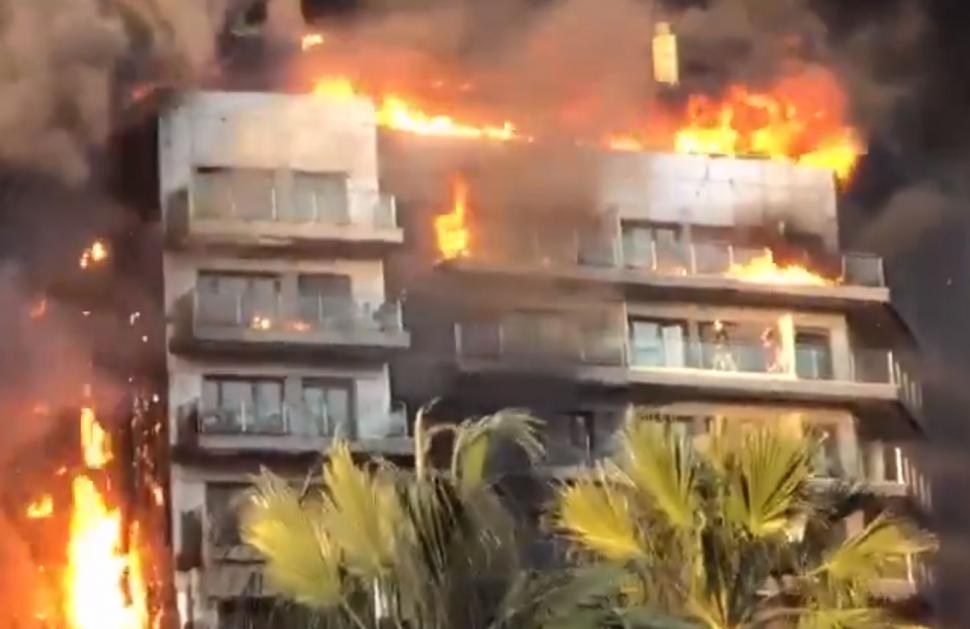 Incendiu uriaş în Valencia, Spania. Ard două blocuri de locuinţe! Oamenii sunt blocaţi în mijlocul flăcărilor 888016