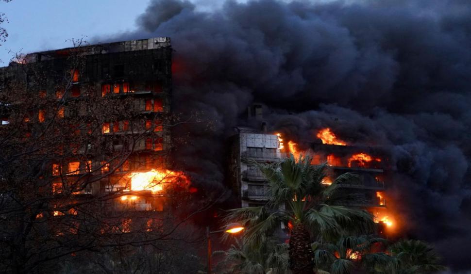 Incendiu uriaş în Valencia, Spania. Ard două blocuri de locuinţe! Oamenii sunt blocaţi în mijlocul flăcărilor 888019