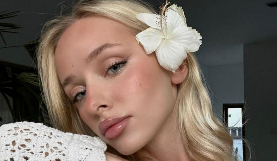 Ucraineancă dată în urmărire, după ce a pozat topless în Piaţa Roşie din Moscova 887777