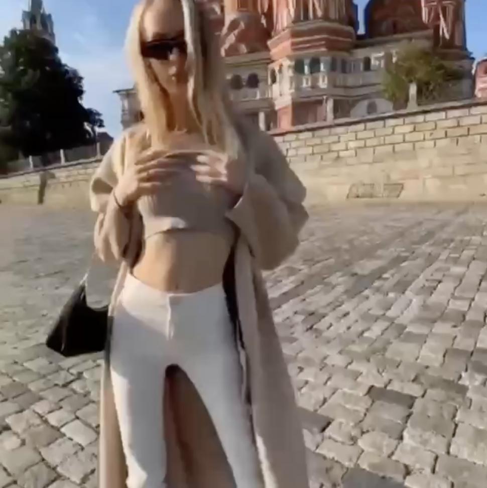 Ucraineancă dată în urmărire, după ce a pozat topless în Piaţa Roşie din Moscova 887791
