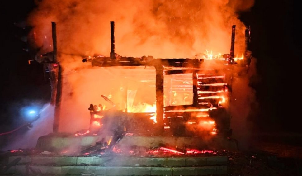 Un bărbat din Vaslui și-a dat foc la casă, apoi şi-a luat viaţa în timp ce pompierii luptau cu focul. Motivul care l-a împins la gestul extrem