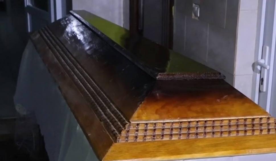 Scandal cu mortul în sicriu, la ușa unei primării din Bihor. Totul a început de la mărirea impozitului 888155