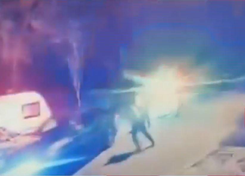 Imagini cu momentul în care un polițist este luat pe capotă de un șofer drogat, în București 888345