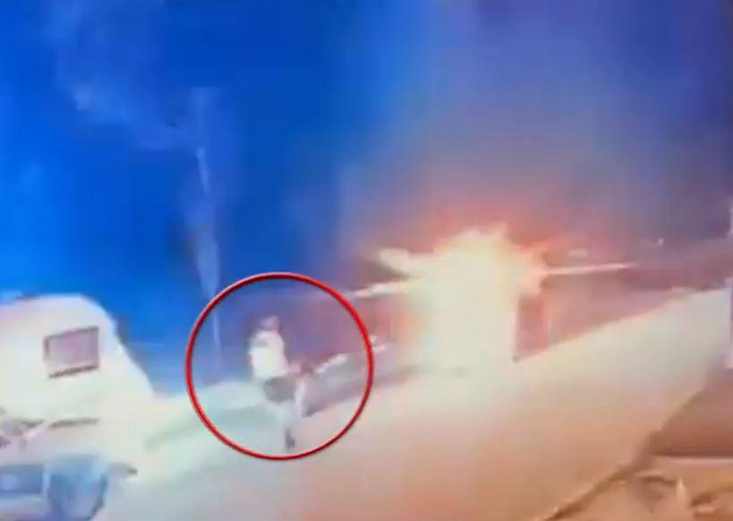 Imagini cu momentul în care un polițist este luat pe capotă de un șofer drogat, în București 888346