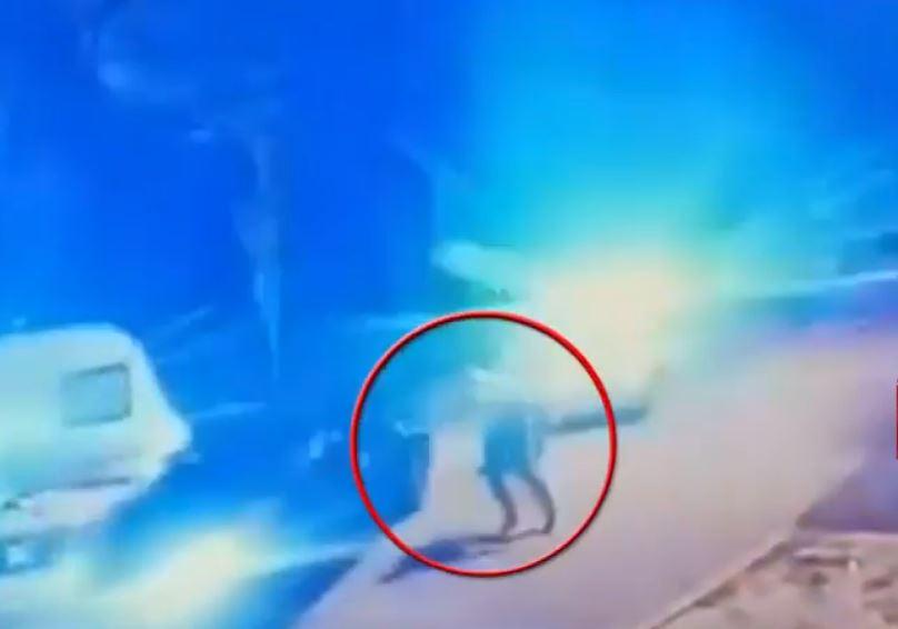 Imagini cu momentul în care un polițist este luat pe capotă de un șofer drogat, în București 888347