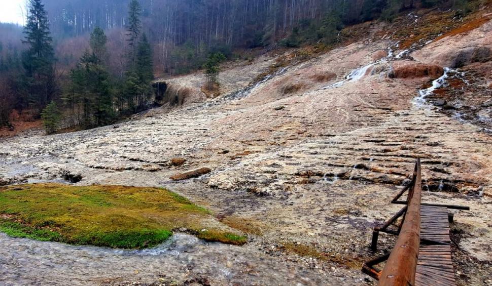 Locul din România unde poți "merge pe apă". Turiștii au parte de o experiență unică 888161