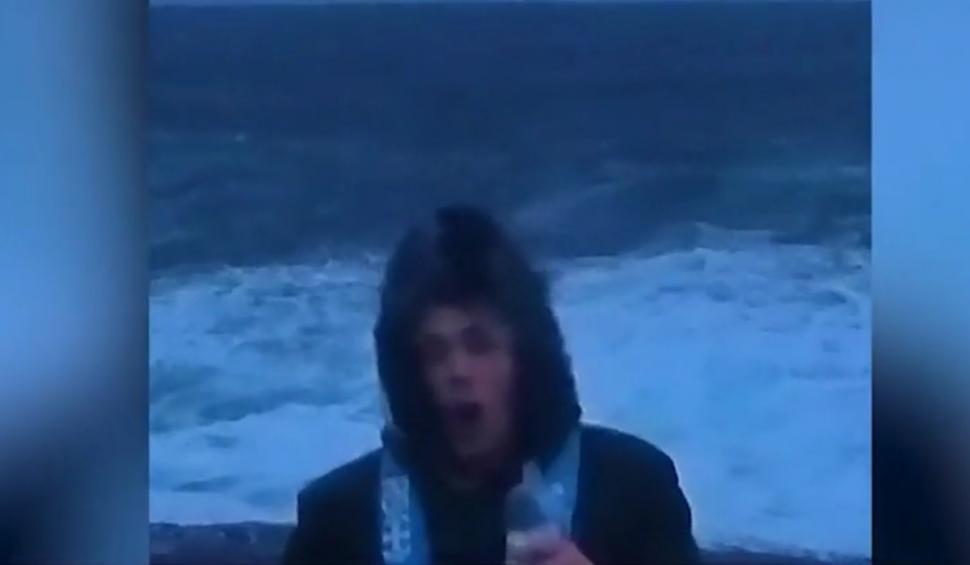 Momentul în care un reporter este "atacat" de un peşte, în timpul unei transmisii în direct din Norvegia 888368