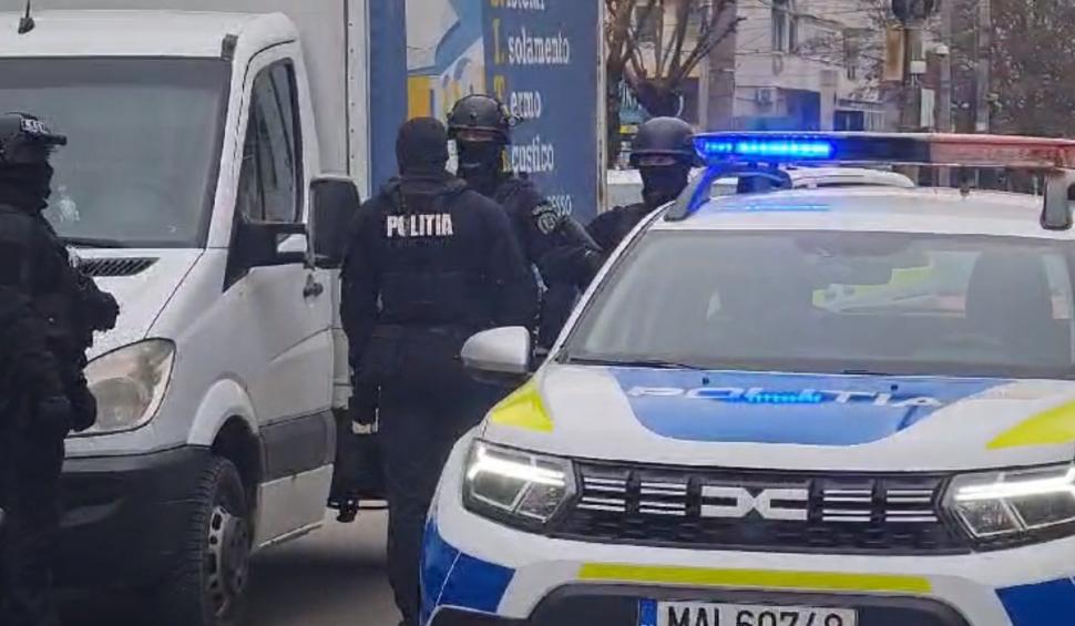 Bătaie cu ciocane şi răngi între două clanuri rivale, pe o stradă din Botoşani | Au intervenit mascaţii 888361