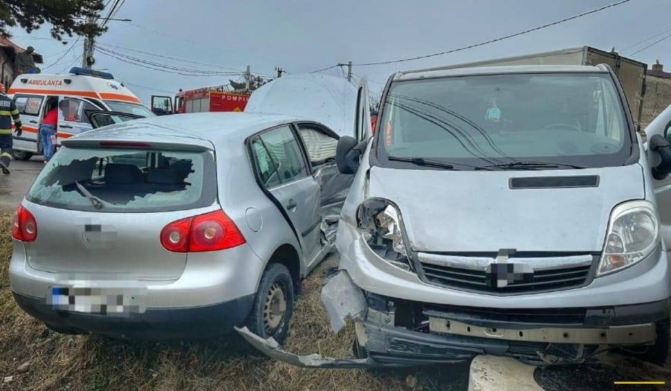 Cinci persoane, dintre care doi copii, rănite într-un accident rutier în Dâmbovița