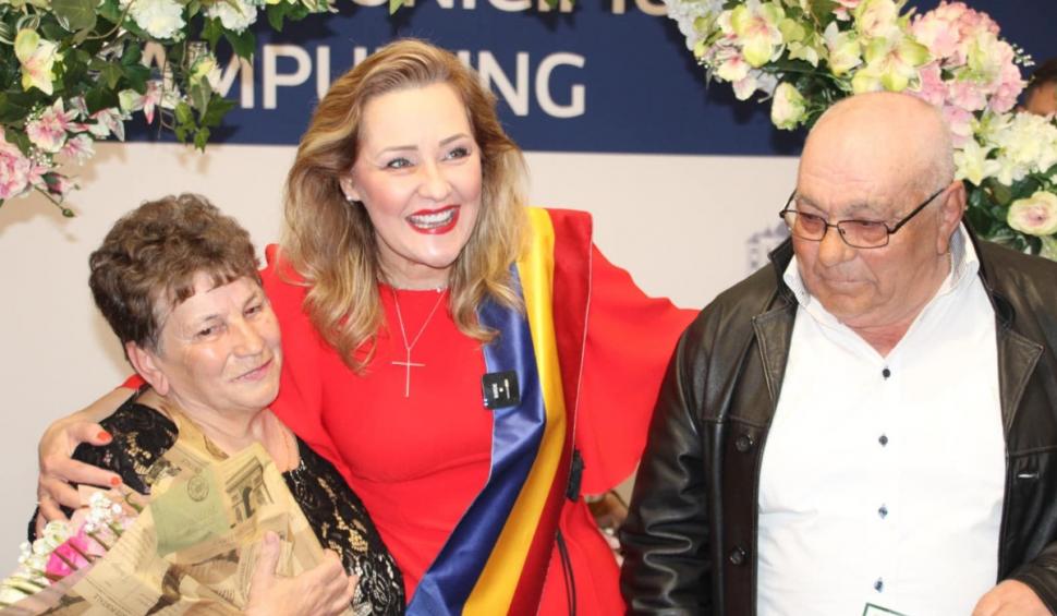 "Avem multe de învăţat de la ei" | Elena Lasconi, în lacrimi de Dragobete. 36 de cupluri au fost premiate de edil pentru 50 de ani de căsătorie 888501