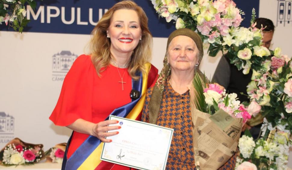 "Avem multe de învăţat de la ei" | Elena Lasconi, în lacrimi de Dragobete. 36 de cupluri au fost premiate de edil pentru 50 de ani de căsătorie 888502