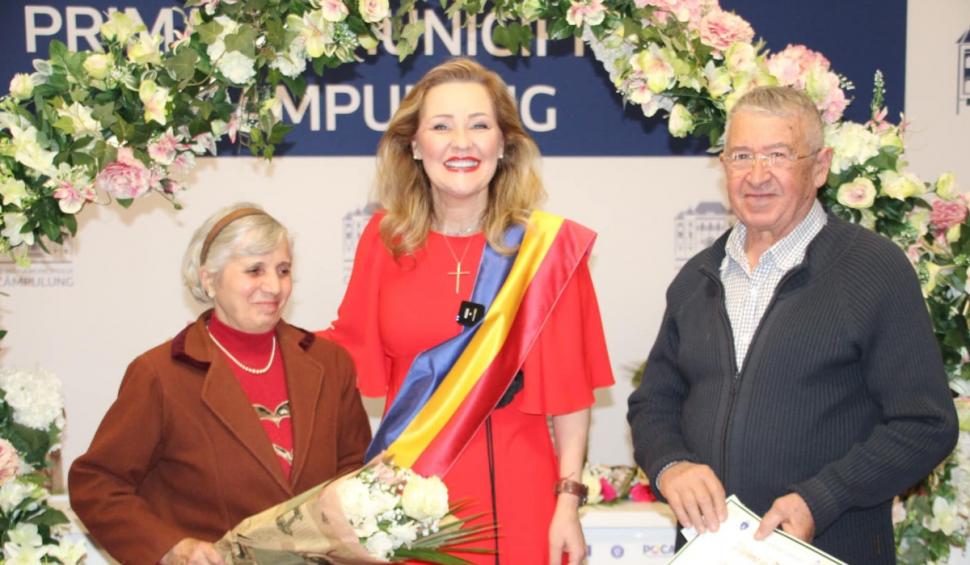 "Avem multe de învăţat de la ei" | Elena Lasconi, în lacrimi de Dragobete. 36 de cupluri au fost premiate de edil pentru 50 de ani de căsătorie 888503