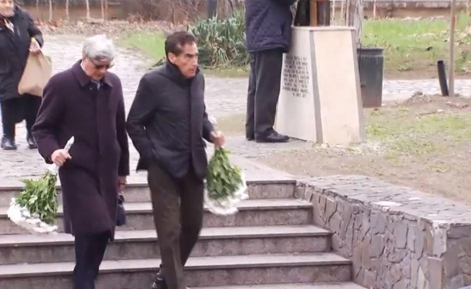 Mioara Roman, depusă la capelă | Înmormântare impresionantă cu patru preoți, flori albe și limuzină de lux 888483