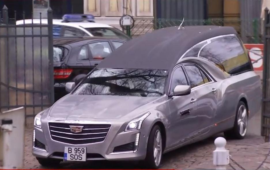 Petre Roman a mers la capela unde e depus trupul fostei sale soţii. "Nu cred că era pregătit pentru asta" 888509