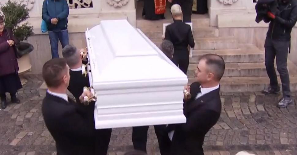 Petre Roman a mers la capela unde e depus trupul fostei sale soţii. "Nu cred că era pregătit pentru asta" 888511