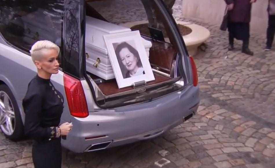 Petre Roman a mers la capela unde e depus trupul fostei sale soţii. "Nu cred că era pregătit pentru asta" 888512