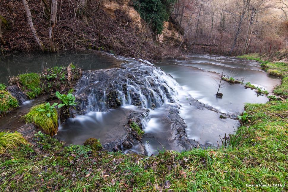 Râul termal, unic în România, care curge în trepte. Apele sale formează o uimitoarea cascadă  888438