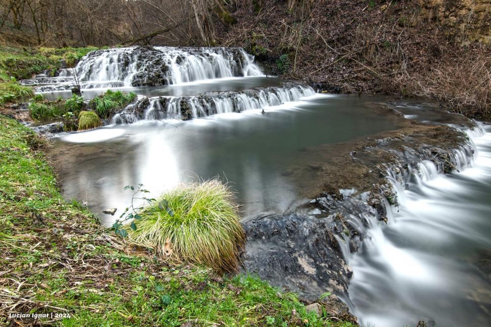 Râul termal, unic în România, care curge în trepte. Apele sale formează o uimitoarea cascadă  888439