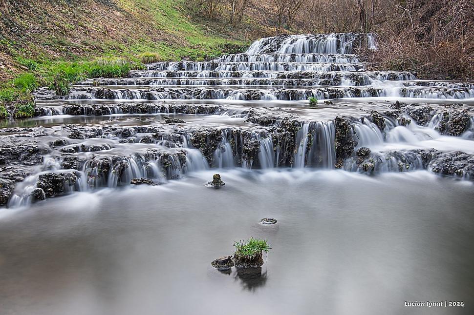 Râul termal, unic în România, care curge în trepte. Apele sale formează o uimitoarea cascadă  888440
