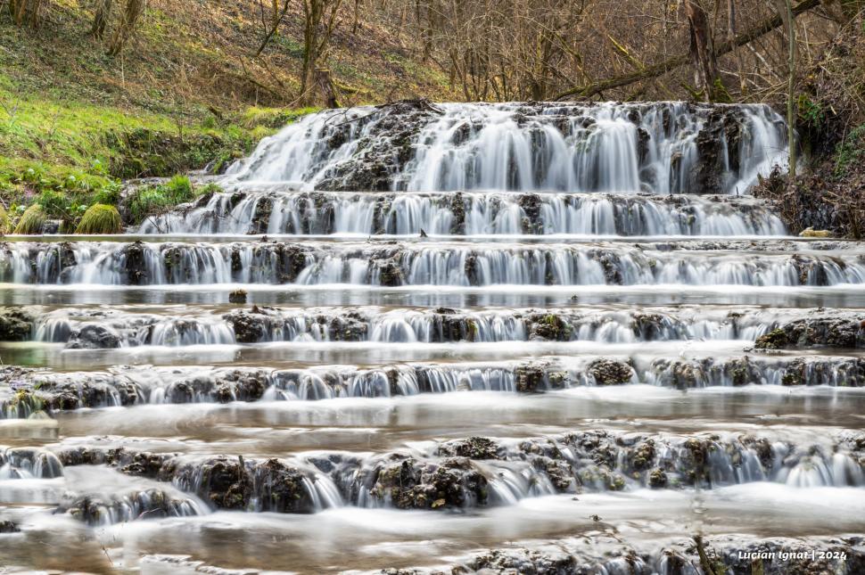 Râul termal, unic în România, care curge în trepte. Apele sale formează o uimitoarea cascadă  888442
