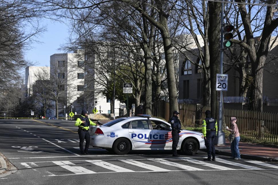 Un aviator american, purtând un steag palestinian, și-a dat foc în fața ambasadei Israelului din SUA 888584