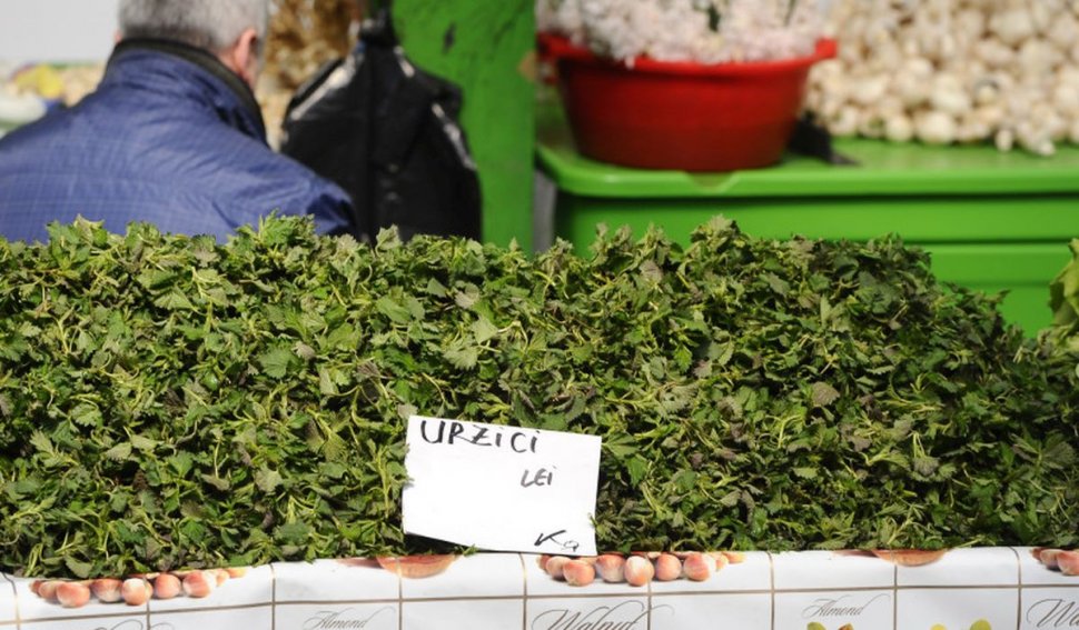 Cât a ajuns să coste un kilogram de urzici "gata culese" în Piaţa Obor din Bucureşti