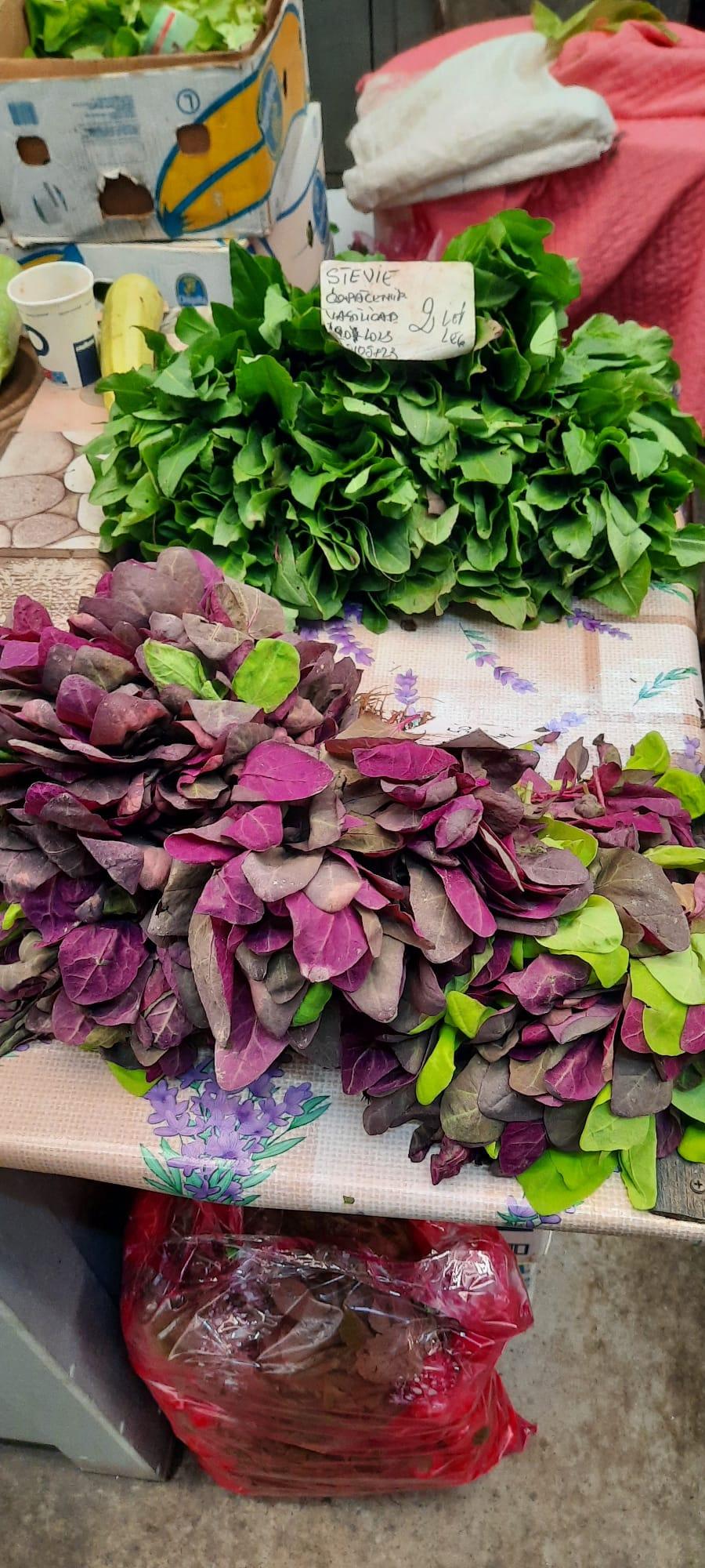 Cât a ajuns să coste un kilogram de urzici "gata culese" în Piaţa Obor din Bucureşti 888620