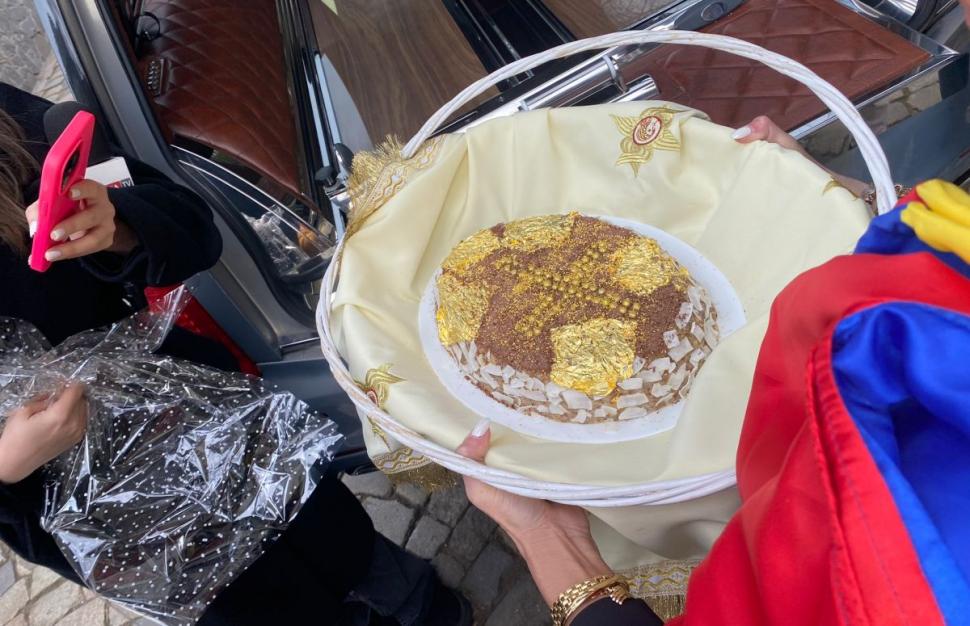 Colivă cu foiţă de aur la înmormântarea de lux a Mioarei Roman 888657