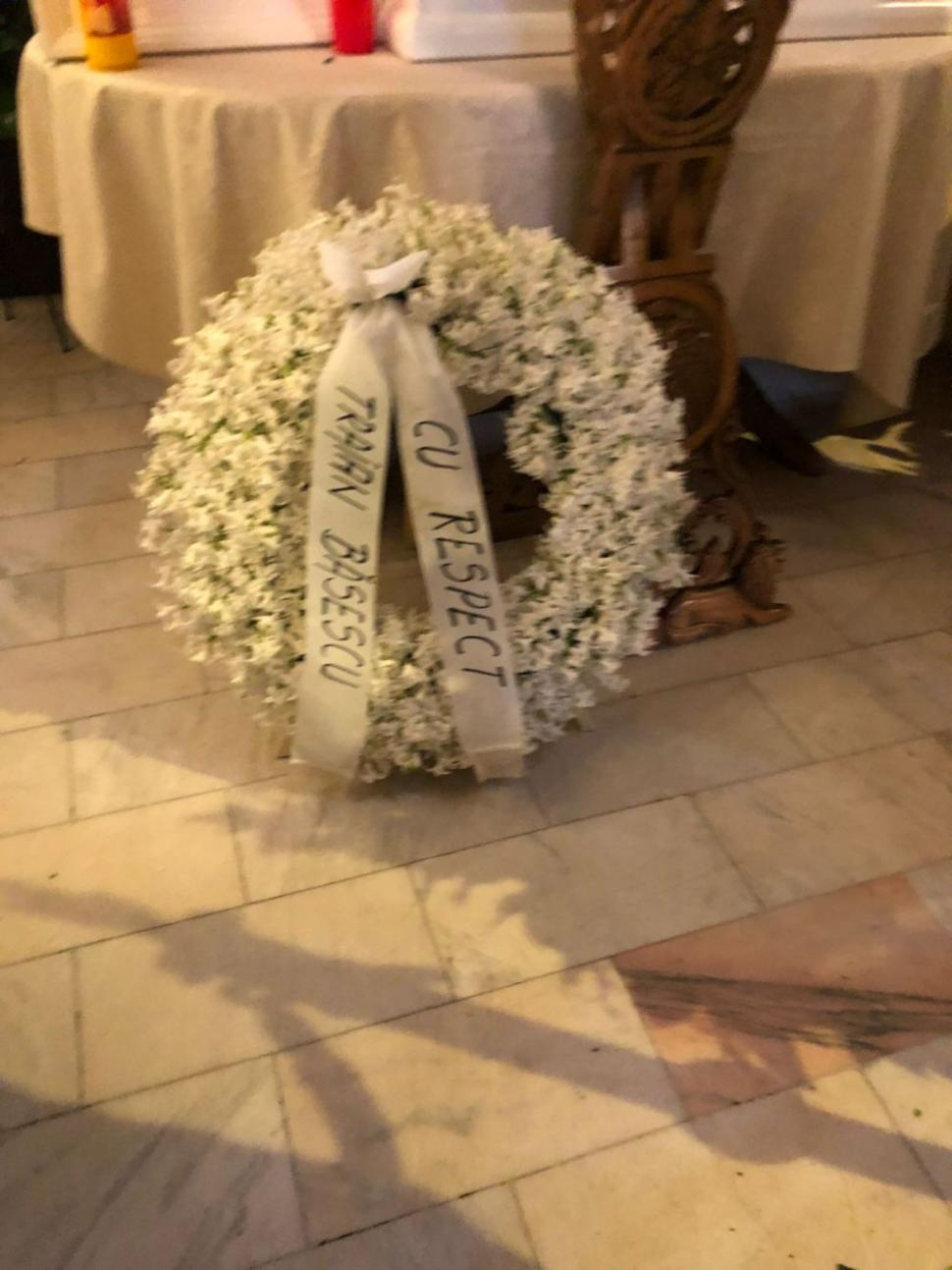 Colivă cu foiţă de aur la înmormântarea de lux a Mioarei Roman 888658