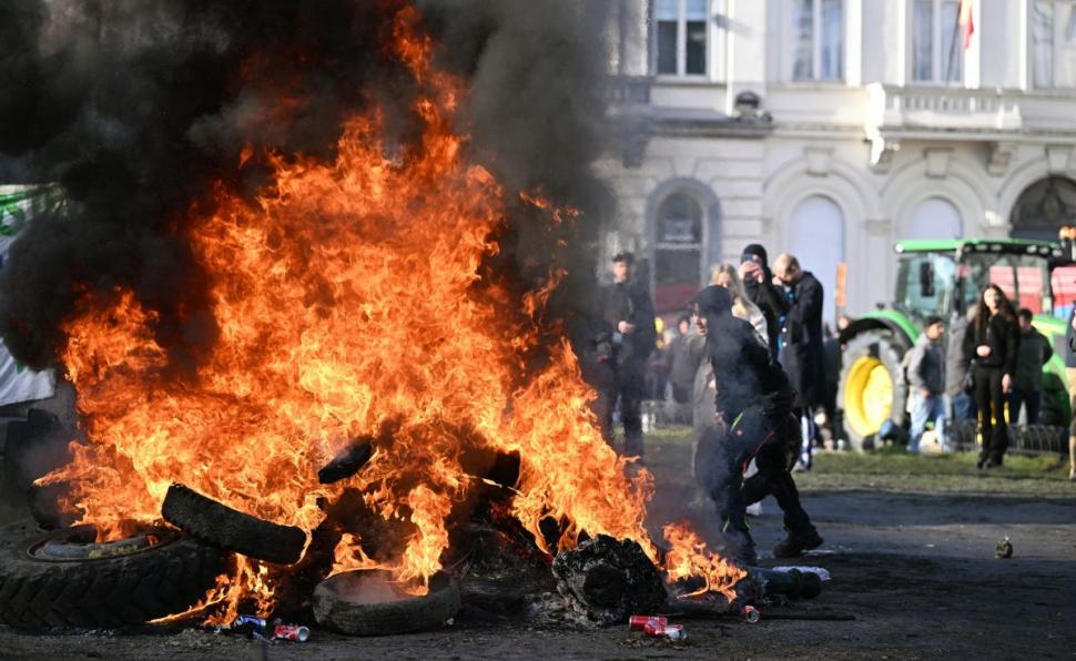 Protest uriaș în inima Uniunii Europene: fermierii au intrat cu tractoarele în Bruxelles și au incendiat baricade | Autoritățile au instalat blocaje din sârmă ghimpată  888633