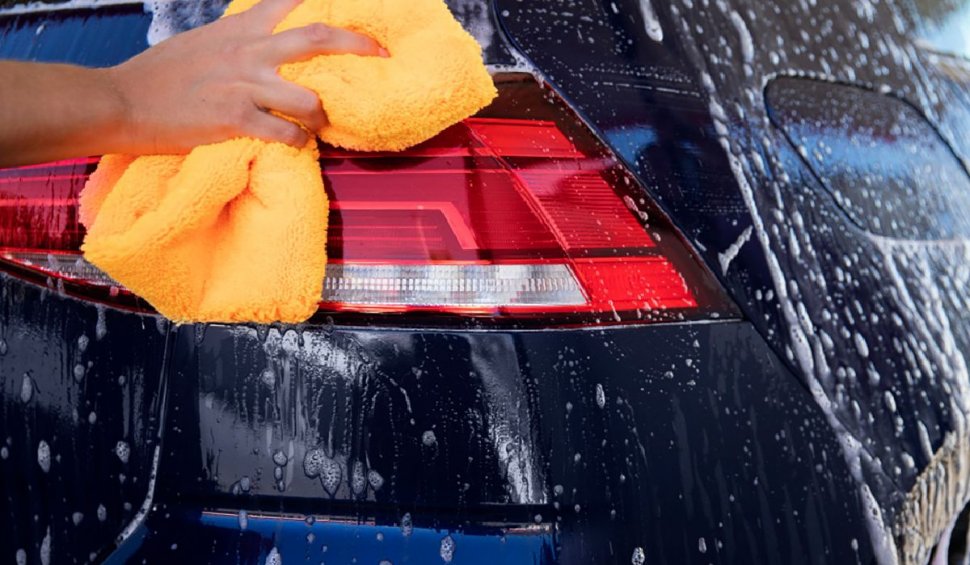 Cel mai bun produs de îngrijire a mașinii după spălare: prosopul din microfibră