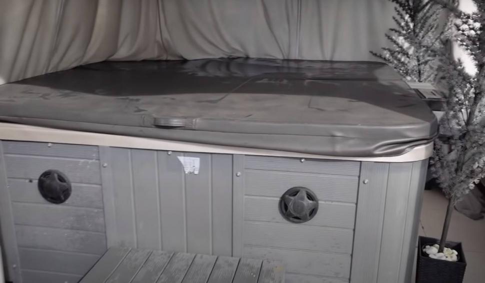 Imagini din vila de lux în care locuiește Liviu Vârciu împreună cu familia. Are buncăr şi cinema 889053