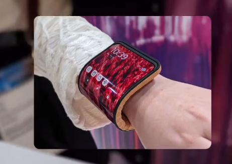Cum arată telefonul care se înfășoară în jurul încheieturii | Poate juca rolul şi unui accesoriu  888998
