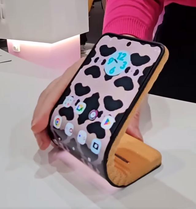 Cum arată telefonul care se înfășoară în jurul încheieturii | Poate juca rolul şi unui accesoriu  888999