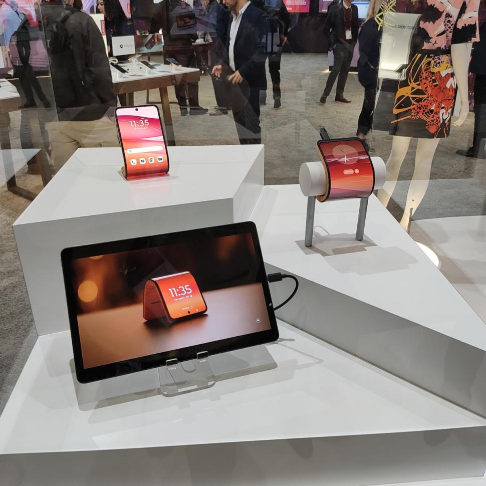 Cum arată telefonul care se înfășoară în jurul încheieturii | Poate juca rolul şi unui accesoriu  889001